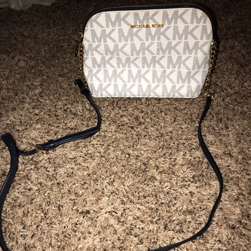 Michael kors shoulder purse, adjustable